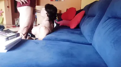 Vicenta la sissy cornuda Mamando el  pollon del amante de su mujer y ella grabandolo