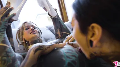 Burlesque Tattoo Beauty Gives Anal Fuck With Strap-on