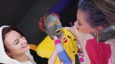 Anuskatzz, Missflora, and Lilylu have some cosplay anal fisting fun