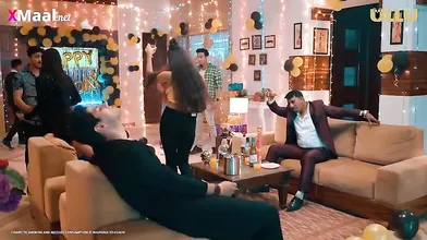 Sexy Gf Gayi Doctor Ke Pass Apna Check Up Karane. Gf Ne Apni Paati Ko Kiya Kiss, Bf Ko Ayaa Gussa. Ullu Indian Web Series. Badan Episode 8.