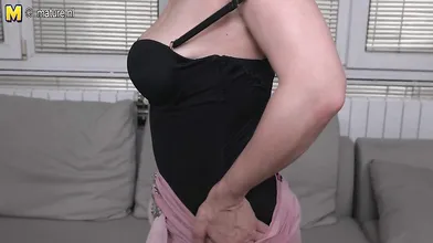 This horny housewife loves to play alone