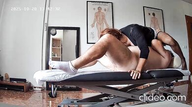 Vicenta la viuda tetona haciendole un masaje y follada por su cliente jubilado pollon