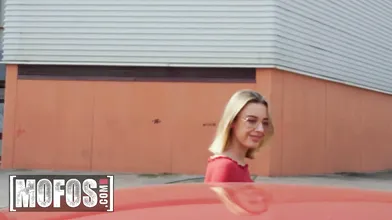 MOFOS - Lya Missy تحصل على وجهها الجميل المليء بالنائب بعد أن تركب قضيب جوردي إلى النسيان