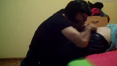 已婚的文森特打扮成女人，在妻子不知情的情况下吸吮另一个男人