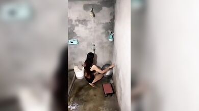 Pakistani Ladke Ne Padosi Ki Ladki Ko Bathroom Me Bandh Kr Choda - Indian Desi Hindi Sex MMS Videos Leaked Viral Adult Porn