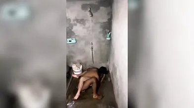 Pakistani Ladke Ne Padosi Ki Ladki Ko Bathroom Me Bandh Kr Choda - Indian Desi Hindi Sex MMS Videos Leaked Viral Adult Porn