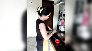 DESI BHABHI IN SAREE SEXY