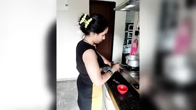 DESI BHABHI IN SAREE SEXY