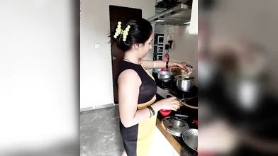 DESI BHABHI IN SAREE SEXY