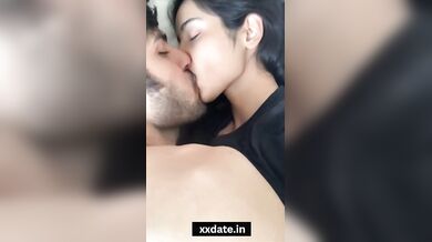Mp Collage Girl Kissing Video Viral Desi MMS Video.