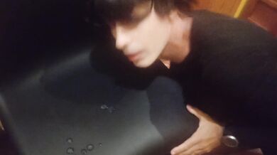 Vicenta casada prostituyendose mamando el pollon de un cliente alimentandose de leche