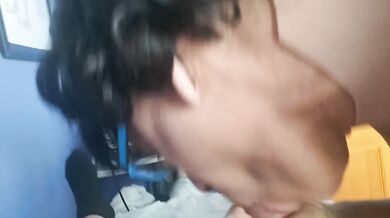 Vicenta haciendo su primera mamada de puta tragando leche en el puticlub de algemesi