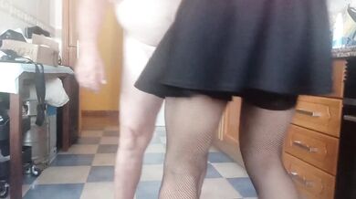 Vicenta haciendole una mamada a su marido cuando llega del trabajo sin ducharse