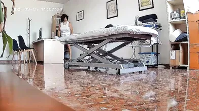 Vicenta la masajista puta haciendo un servicio de masaje de polla y huevos con mamada