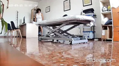 Vicenta la masajista puta haciendo un servicio de masaje de polla y huevos con mamada