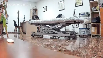 Vicenta la masajista puta haciendo una mamada y tragandose la leche de un cliente jub
