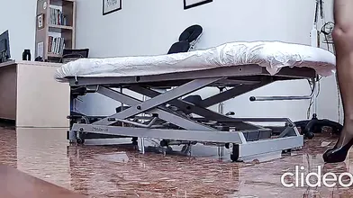 Vicenta la masajista como una buena cornuda mamando el pollon del amante de su mujer